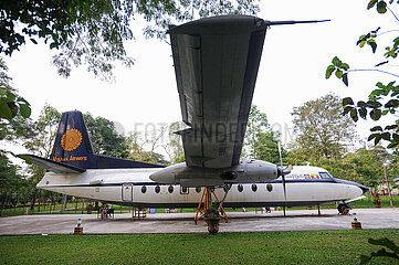 Yangon  Myanmar  Ausgemustertes Propellerflugzeug Fokker F27 Friendship der Myanma Airways in einem oeffentlichen Park