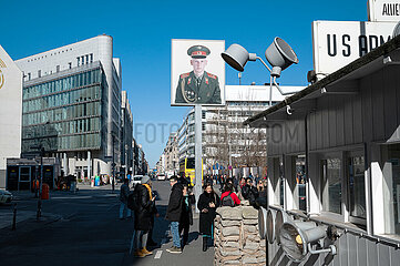 Berlin  Deutschland  Ehemalige Grenzuebergangsstelle am Checkpoint Charlie an der Friedrichstrasse im Bezirk Mitte
