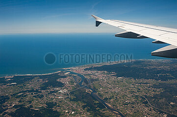 Porto  Portugal  Luftbild mit Blick aus einem Flugzeugfenster nach dem Start vom Flughafen Francisco Sa Carneiro