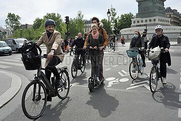 FRANCE. PARIS (75)11TH DISTRICT. PLACE DE LA BASTILLE SQUARE. TRAFFIC JAM OF BICYCLES ON A BICYCLE PATH. MORE AND MORE PARISIANS ARE MOVING IN TWO WHEELS