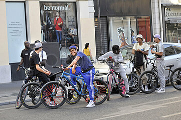 FRANCE. PARIS (75) 2TH DISTRICT. YOUNG PEOPLE ON BICYCLE