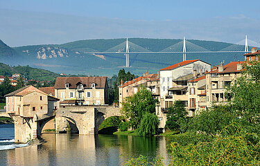 FRANCE // AVEYRON (12) MILLAU. CONTRAST BETWEEN THE OLD 1934 BRIDGE AND THE VIADUCT BY ARCHITECT NORMAN FOSTER