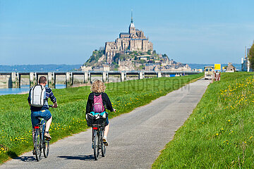 France. Manche (50)  Mont-saint-Michel cyclist