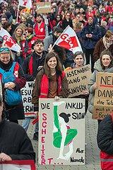 Berlin  Deutschland  DEU - Lehrkraefte-Warnstreik der Gewerkschaft GEW vor Rotem Rathaus