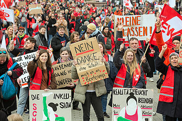 Berlin  Deutschland  DEU - Lehrkraefte-Warnstreik der Gewerkschaft GEW vor Rotem Rathaus