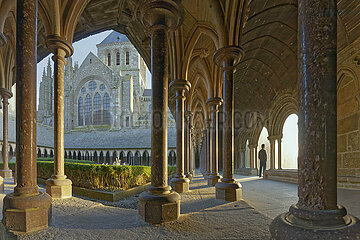 France. Normandy. Manche (50) - Mont Saint Michel - La Merveille: Located on the first level of La Merveille  the cloister  with its opening to the west on the sea (right). The double colonnade of red sandstone surrounds a small garden of monks