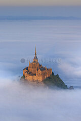 FRANCE. NORMANDY. MANCHE (50) AERIAL VIEW OF THE BAY OF MONT-SAINT-MICHEL. MORNING MIST AROUND THE MOUNT