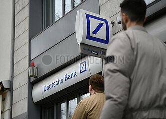Deutschland-Berlin-Deutsche Bank-Stock-Sink