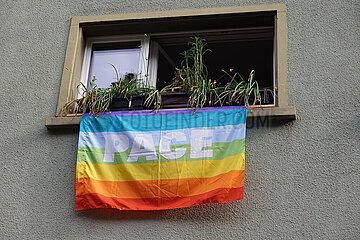 Aarau  Schweiz  Regenbogenfahne mit der Aufschrift PACE haengt an einem Fensterbrett
