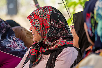 Tuerkei  Bogazkoey Sariyahsi - aeltere Frauen (getrennt von den Maennern) bei traditioneller Hochzeit auf dem Dorf in Anatolien