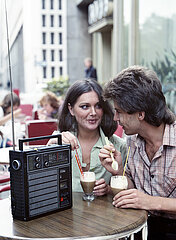 Berlin  Deutsche Demokratische Republik  junges Paar hoert in einem Cafe Musik aus einem Kofferradio