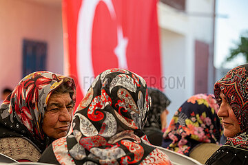 Tuerkei  Bogazkoey Sariyahsi - aeltere Frauen (getrennt von den Maennern) unterhalten sich bei traditioneller Hochzeit auf dem Dorf in Anatolien