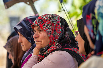 Tuerkei  Bogazkoey Sariyahsi - aeltere Frauen (getrennt von den Maennern) bei traditioneller Hochzeit auf dem Dorf in Anatolien