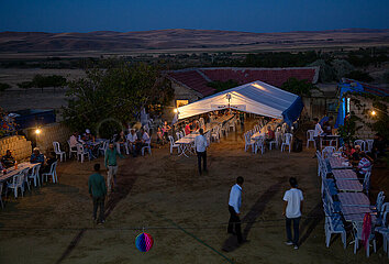 Tuerkei  Bogazkoey Sariyahsi - Blick in die Weite bei traditioneller Hochzeit auf dem Dorf in Anatolien