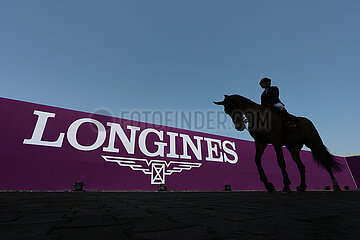 Doha  Silhouette: Reiterin und Pferd vor dem Schriftzug von Longines