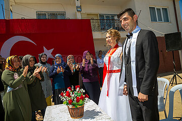 Tuerkei  Bogazkoey Sariyahsi - Polnisch-tuerkisches Brautpaar bei traditioneller Hochzeit auf dem Dorf in Anatolien