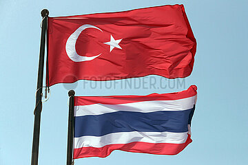 Berlin  Deutschand  Nationalfahnen der Tuerkei und Thailand