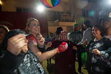 Tuerkei  Bogazkoey Sariyahsi - Frauen tanzen bei traditioneller Hochzeit auf dem Dorf in Anatolien  links die Braut aus Polen