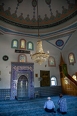 Tuerkei  Bogazkoey Sariyahsi - Zwei betende Maenner in einer Moschee in einem Dorf in Anatolien