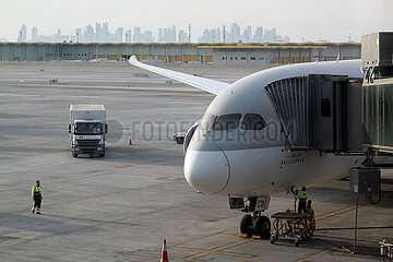 Doha  Katar  Flugzeug auf dem Vorfeld des Flughafen vor der Silhouette der Skyline