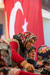 Tuerkei  Bogazkoey Sariyahsi - aeltere Frauen (getrennt von den Maennern) unterhalten sich bei traditioneller Hochzeit auf dem Dorf in Anatolien