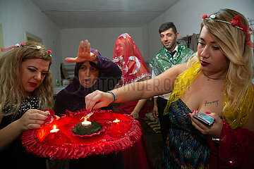 Tuerkei  Bogazkoey Sariyahsi - Traditionelle Hochzeit auf dem Dorf in Anatolien  im Hintergrund das Brautpaar