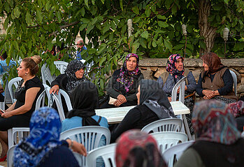 Tuerkei  Bogazkoey Sariyahsi - Frauen verschiedenen Alters (getrennt von den Maennern) bei traditioneller Hochzeit auf dem Dorf in Anatolien