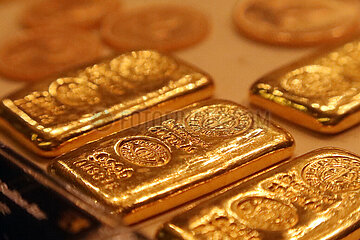 Doha  Katar  Goldbarren zu je 10 Tolas. Ein Tola entspricht 11.6638038 Gramm und ist eine alte indische Gewichtseinheit