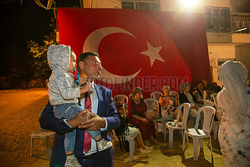 Tuerkei  Bogazkoey Sariyahsi - Grossvater mit Enklin bei traditioneller Hochzeit auf dem Dorf in Anatolien