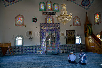 Tuerkei  Bogazkoey Sariyahsi - Zwei betende Maenner in einer Moschee in einem Dorf in Anatolien
