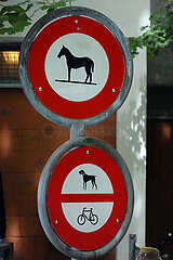 Aarau  Schweiz  Verkehrsschilder: Durchgang fuer Pferde  Hunde und Fahrraeder verboten