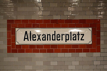Berlin  Deutschland  Stationsschild im U-Bahnhof Alexanderplatz