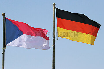 Berlin  Deutschand  Nationalfahnen der Tschechischen Republik und der Bundesrepublik Deutschland