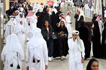 Doha  Katar  Menschen in traditionellen Gewaendern in der Stadt