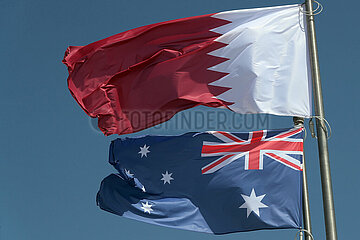 Berlin  Deutschand  Nationalfahnen von Katar und Australien