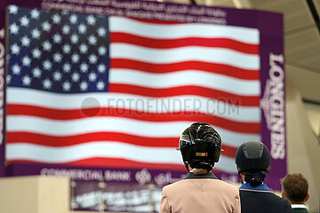 Doha  Reiter schauen bei der Siegerehrung auf die Nationalfahne der Vereinigten Staaten von Amerika