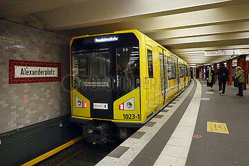 Berlin  Deutschland  Pendelzug der U-Bahnlinie 2 im Bahnhof Alexanderplatz