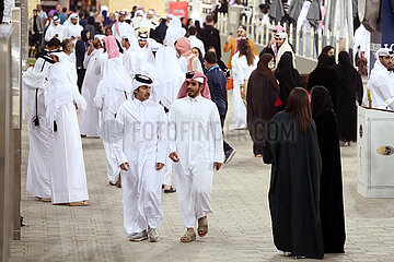 Doha  Katar  Menschen in traditionellen Gewaendern in der Stadt
