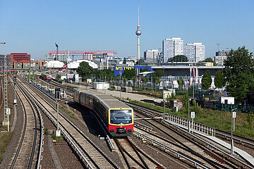 Berlin  Deutschland  Blick von der Warschauer Strasse auf die Bahnstrecke in Richtung Westen