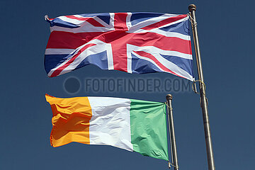 Berlin  Deutschand  Nationalfahnen von Grossbritannien und der Republik Irland