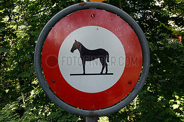 Aarau  Schweiz  Verkehrsschild: Durchgang fuer Pferde verboten