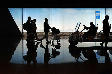 Doha  Katar  Silhouette: Reisende im Terminal des Hamad International Airport