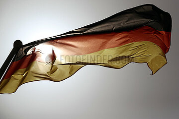 Berlin  Deutschand  Nationalfahne der Bundesrepublik Deutschland in Gegenlicht der Sonne