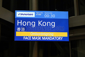 Helsinki  Finnland  Anzeigetafel der Fluggesellschaft Finnair zeigt das Boarding nach Hong Kong an