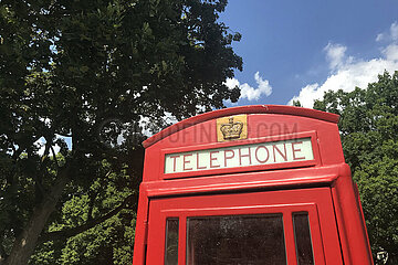 Berlin  Deutschland  Detailaufnahme einer roten Telefonzelle des Vereinigten Koenigreichs Grossbritannien