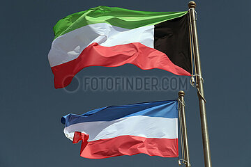 Berlin  Deutschand  Nationalfahnen von Kuwait und den Niederlanden