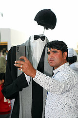 Doha  Katar  Mann macht ein Selfie mit einer kopflosen Schaufensterpuppe