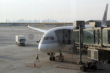 Doha  Katar  Flugzeug auf dem Vorfeld des Flughafen vor der Silhouette der Skyline