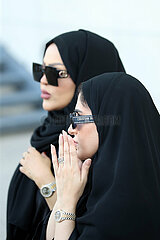 Doha  Katar  Frauen im traditionellen schwarzen Gewand