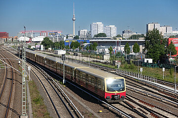 Berlin  Deutschland  Blick von der Warschauer Strasse auf die Bahnstrecke in Richtung Westen